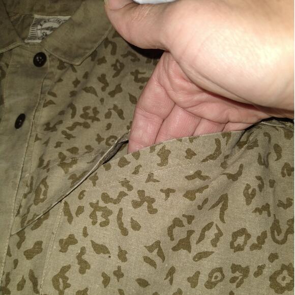Vintage Baggy Cheetah Print Button Down Shirt size M Green Animal Print Pockets - Picture 6 of 7